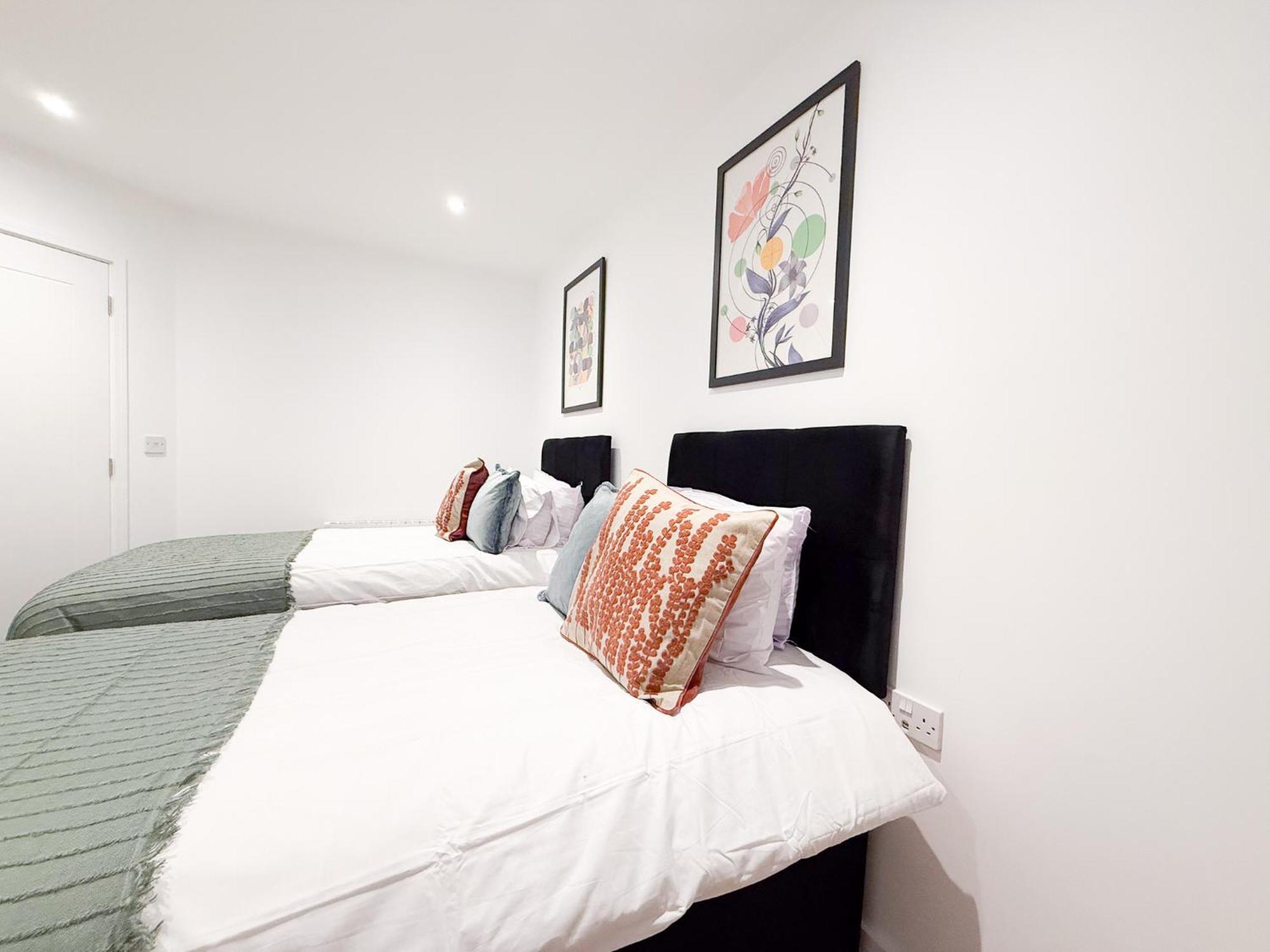 Spacious Modern 1 Bed Apartments In St Neots - Perfect For Contractors & Professionals - Free Parking - Wifi - Fully Equipped Kitchen - Smart Tv Ideal For Work Stays And Long Projects Exterior photo