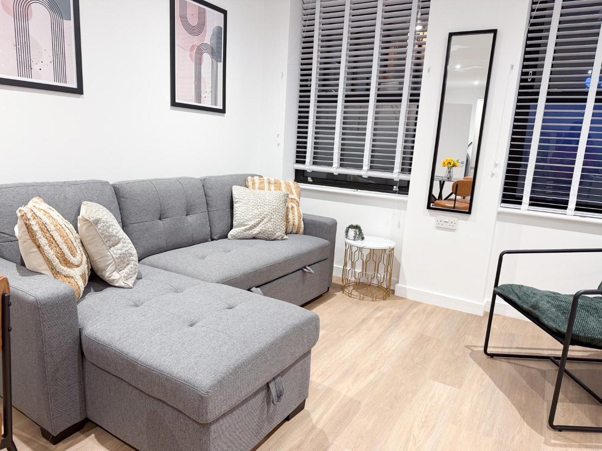 Spacious Modern 1 Bed Apartments In St Neots - Perfect For Contractors & Professionals - Free Parking - Wifi - Fully Equipped Kitchen - Smart Tv Ideal For Work Stays And Long Projects Exterior photo
