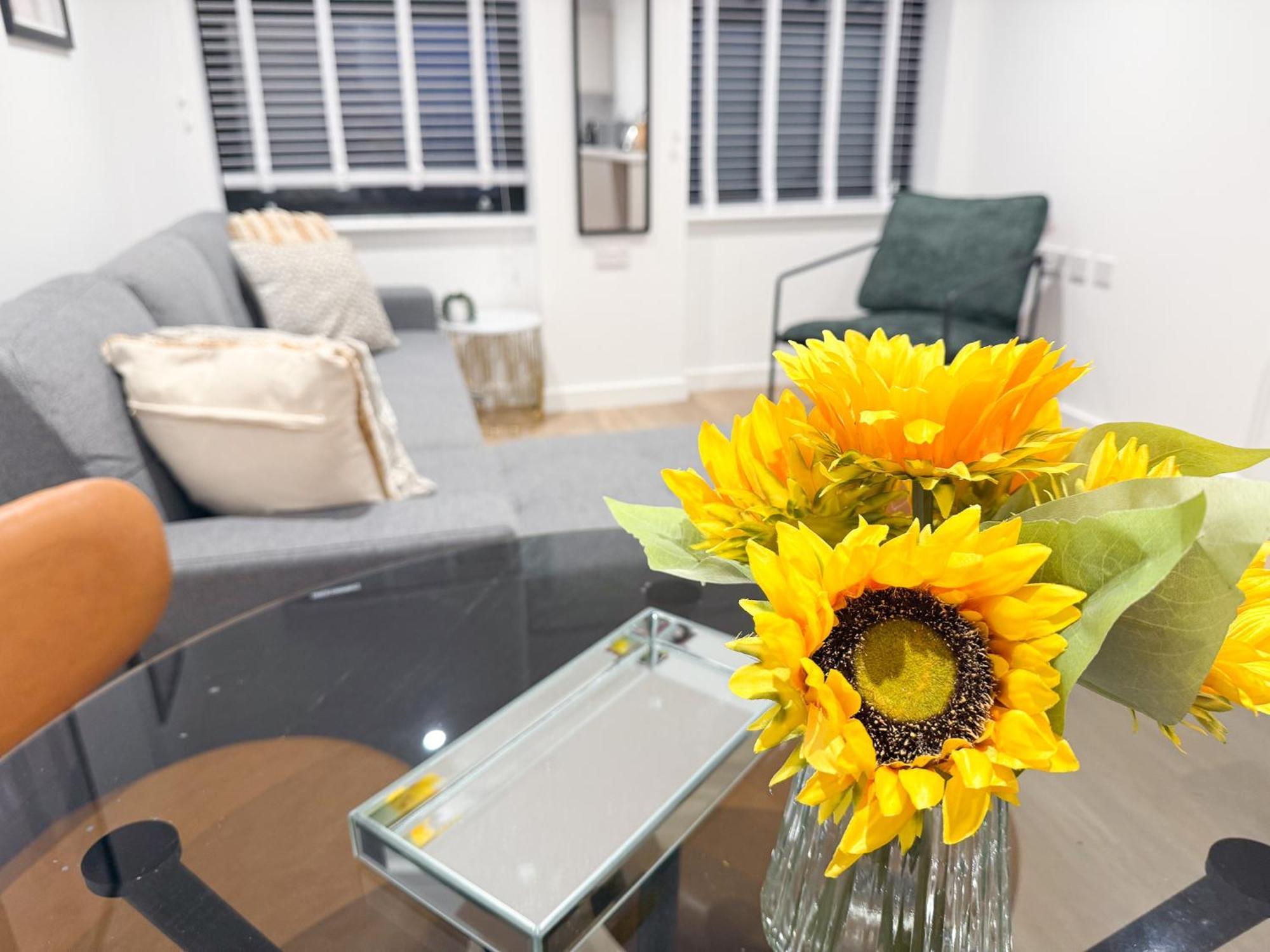 Spacious Modern 1 Bed Apartments In St Neots - Perfect For Contractors & Professionals - Free Parking - Wifi - Fully Equipped Kitchen - Smart Tv Ideal For Work Stays And Long Projects Exterior photo
